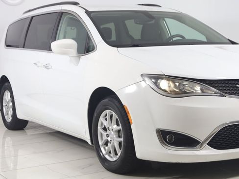 Used 2020 Chrysler Pacifica Touring FWD image 39