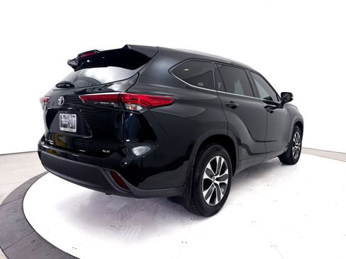 Used 2022 Toyota Highlander XLE FWD image 19