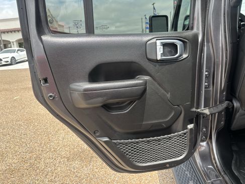 Used 2023 Jeep Gladiator Sport AWD/4WD image 14
