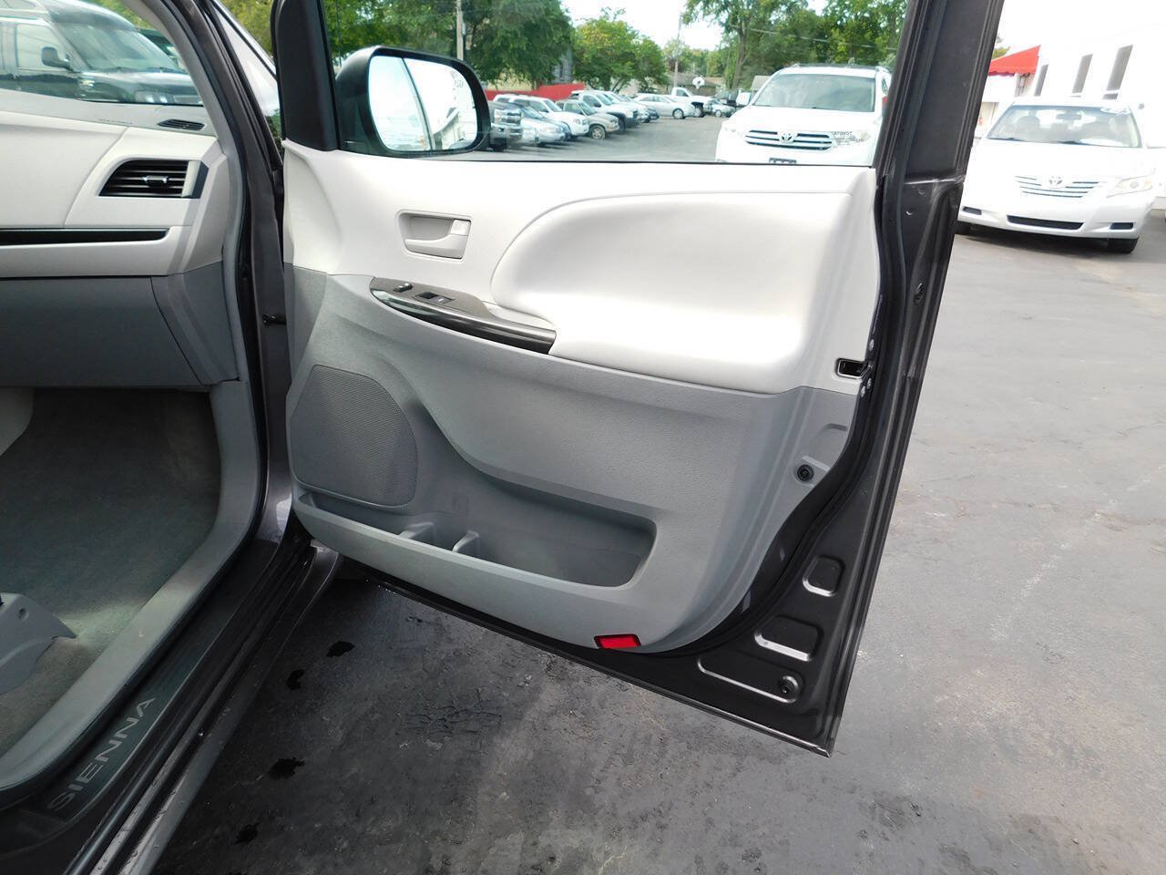 Used 2012 Toyota Sienna LE w/ Towing Pkg AWD/4WD image 25