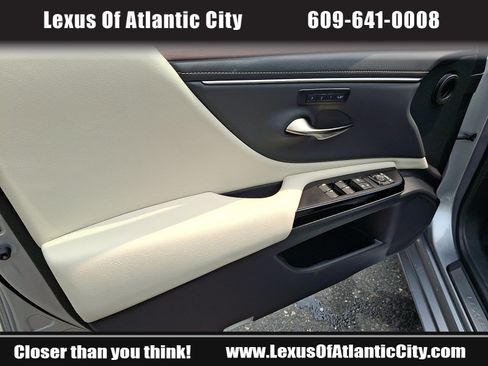 Used 2025 Lexus ES 300h w/ Premium Package FWD image 12