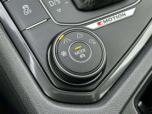 Used 2018 Volkswagen Tiguan SE w/ Panoramic Sunroof Package image 30