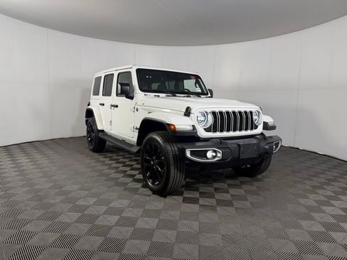 Used 2025 Jeep Wrangler Unlimited Sahara AWD/4WD image 5