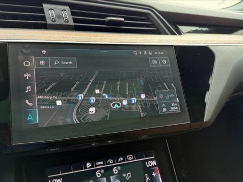 Used 2022 Audi e-tron Premium AWD/4WD image 31