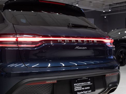 Certified 2023 Porsche Macan AWD/4WD image 31