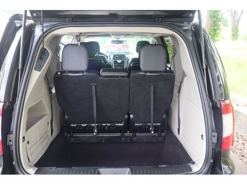 Used 2016 Chrysler Town & Country Touring w/ Driver Convenience Group FWD image 9