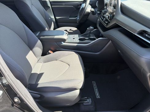 Certified 2025 Toyota Highlander LE FWD image 23