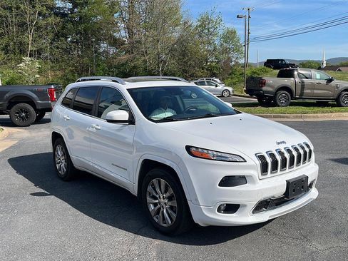 Used 2017 Jeep Cherokee Overland w/ Technology Group AWD/4WD image 7