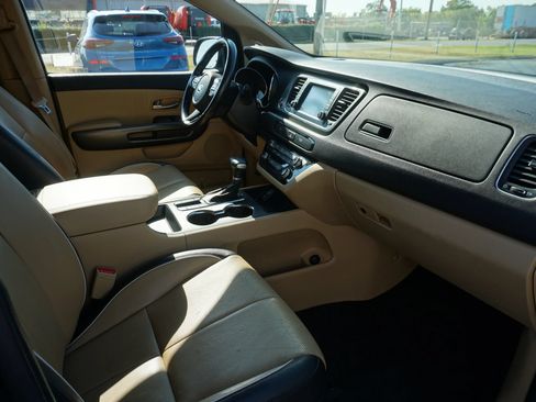 Used 2019 Kia Sedona EX FWD image 22