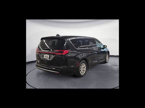Used 2023 Chrysler Pacifica Touring-L FWD image 6