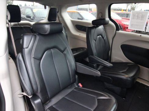 Used 2023 Chrysler Pacifica Touring-L image 22