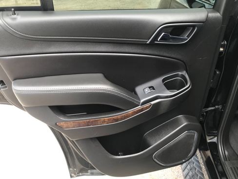 Used 2019 Chevrolet Tahoe LT w/ Luxury Package AWD/4WD image 17