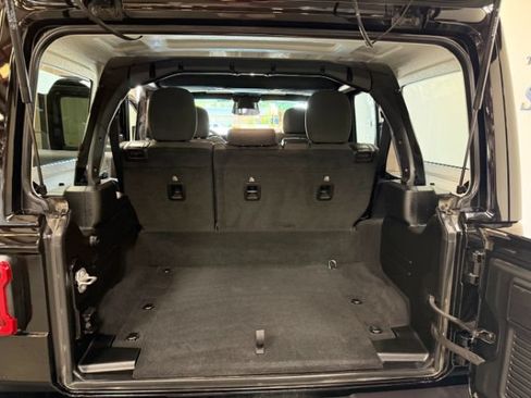 Used 2025 Jeep Wrangler Unlimited Sahara AWD/4WD image 29