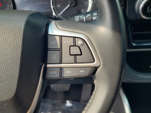 Used 2023 Toyota Highlander LE FWD image 21