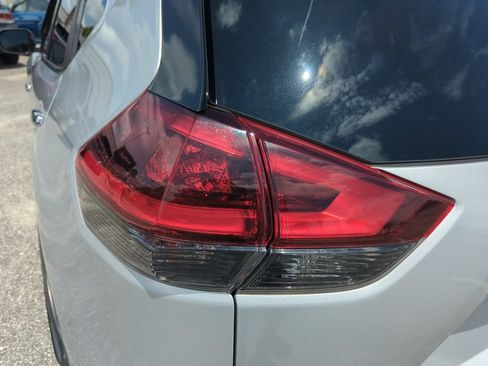 Used 2018 Nissan Rogue SV FWD image 18