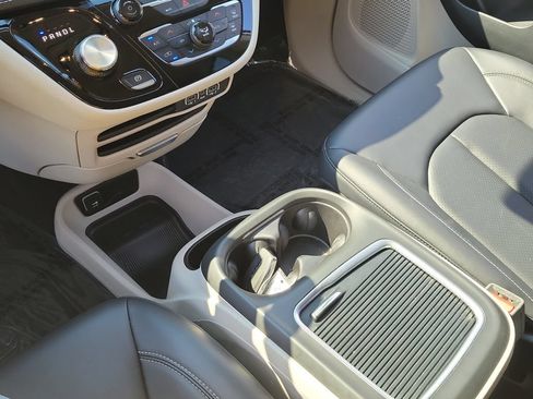 Certified 2024 Chrysler Pacifica Limited FWD image 34