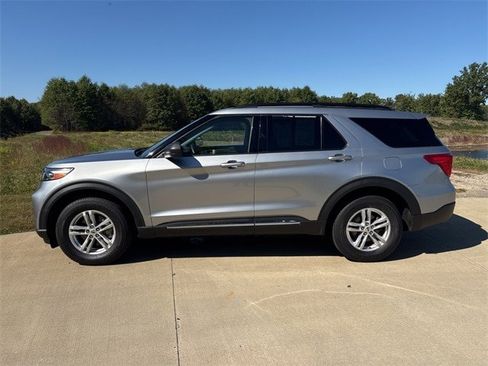Used 2021 Ford Explorer XLT w/ Equipment Group 202A image 2