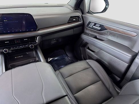 Used 2025 Chevrolet Suburban Z71 AWD/4WD image 29