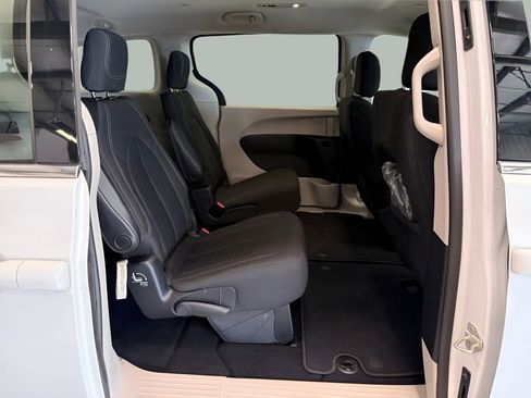 Used 2020 Chrysler Voyager LX FWD image 11
