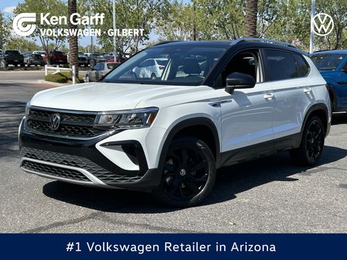 Used 2023 Volkswagen Taos SE w/ Panoramic Sunroof Package FWD image 1