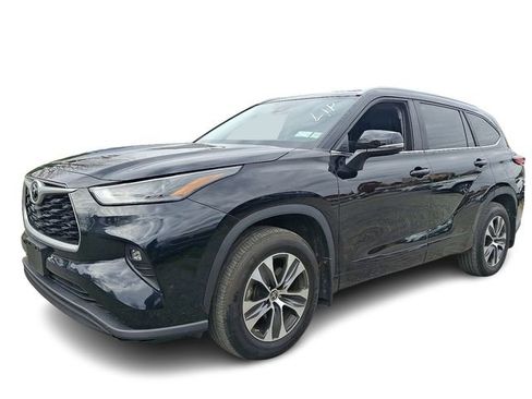 Used 2023 Toyota Highlander XLE image 3