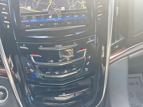 Used 2019 Cadillac Escalade Luxury w/ Escalade Sport Edition AWD/4WD image 17