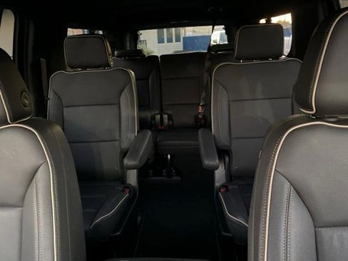 Used 2025 Chevrolet Suburban Premier RWD image 34