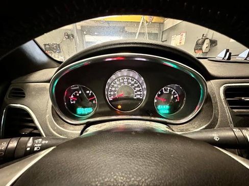 Used 2011 Chrysler 200 S FWD image 31