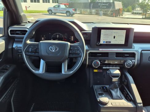 Certified 2025 Toyota Tacoma SR5 w/ SR5 Upgrade Package AWD/4WD image 5