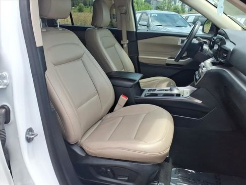 Used 2024 Ford Explorer XLT w/ Equipment Group 202A RWD image 27