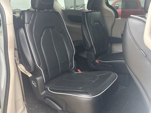 Used 2021 Chrysler Pacifica Limited AWD/4WD image 15