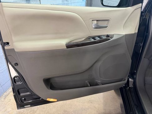 Used 2015 Toyota Sienna XLE Premium FWD image 15