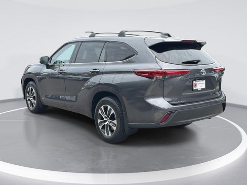 Used 2021 Toyota Highlander XLE AWD/4WD image 5