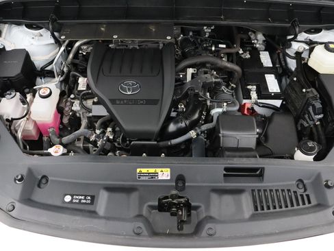 Used 2024 Toyota Highlander LE image 40