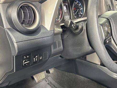 Used 2018 Toyota RAV4 LE image 12