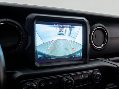 Used 2021 Jeep Wrangler Unlimited Sahara image 24