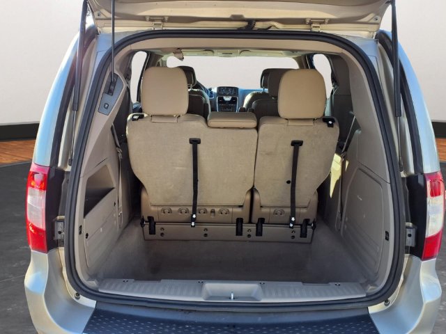 Used 2016 Chrysler Town & Country Touring FWD image 21