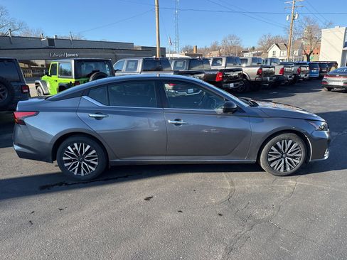 Used 2024 Nissan Altima 2.5 SV image 7