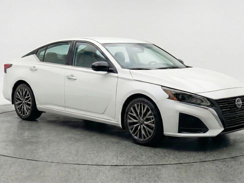 Used 2025 Nissan Altima 2.5 SV image 1