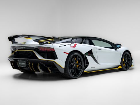 Used 2021 Lamborghini Aventador SVJ image 38