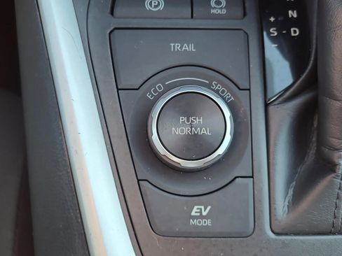 Used 2021 Toyota RAV4 LE image 22