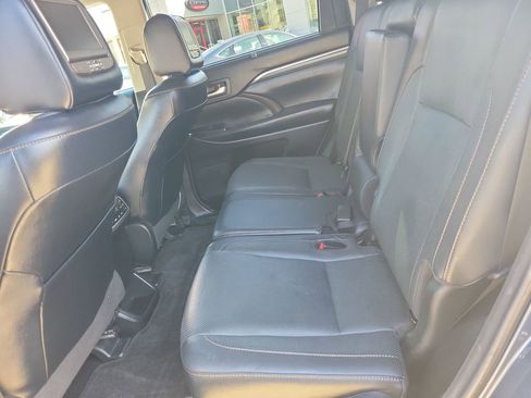 Used 2018 Toyota Highlander Limited Platinum image 17