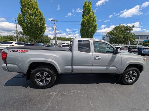 Used 2018 Toyota Tacoma TRD Sport w/ Technology Package AWD/4WD image 10