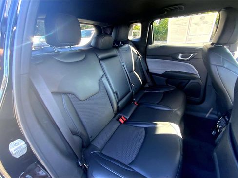 Used 2023 Jeep Compass Latitude AWD/4WD image 17