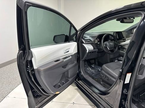 Used 2022 Toyota Sienna XSE FWD image 12