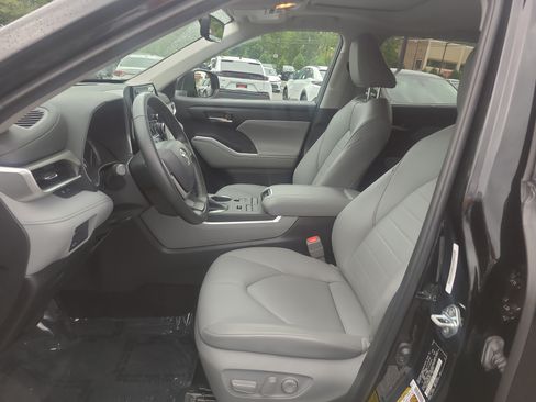 Used 2022 Toyota Highlander XLE AWD/4WD image 16
