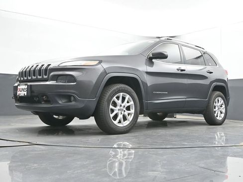 Used 2016 Jeep Cherokee Latitude w/ Comfort/Convenience Group AWD/4WD image 48