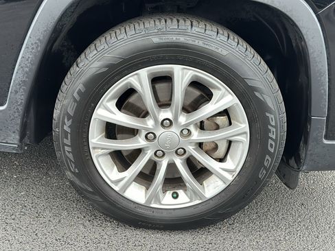 Used 2019 Jeep Cherokee Latitude w/ Popular Appearance Group image 10