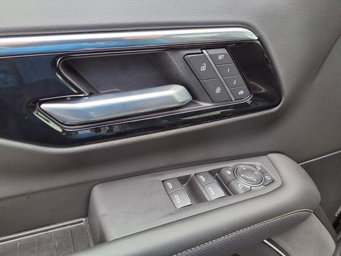 Used 2025 Chevrolet Suburban Premier image 17