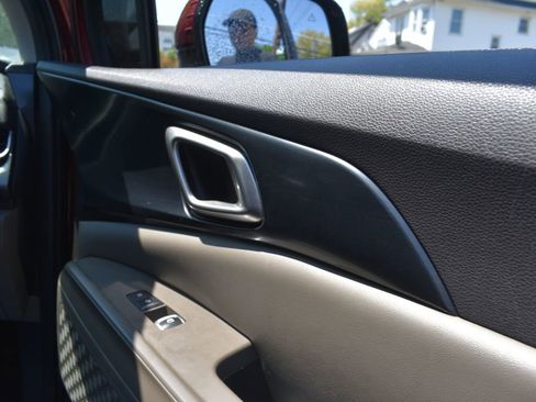 Used 2025 Kia Carnival FWD image 23